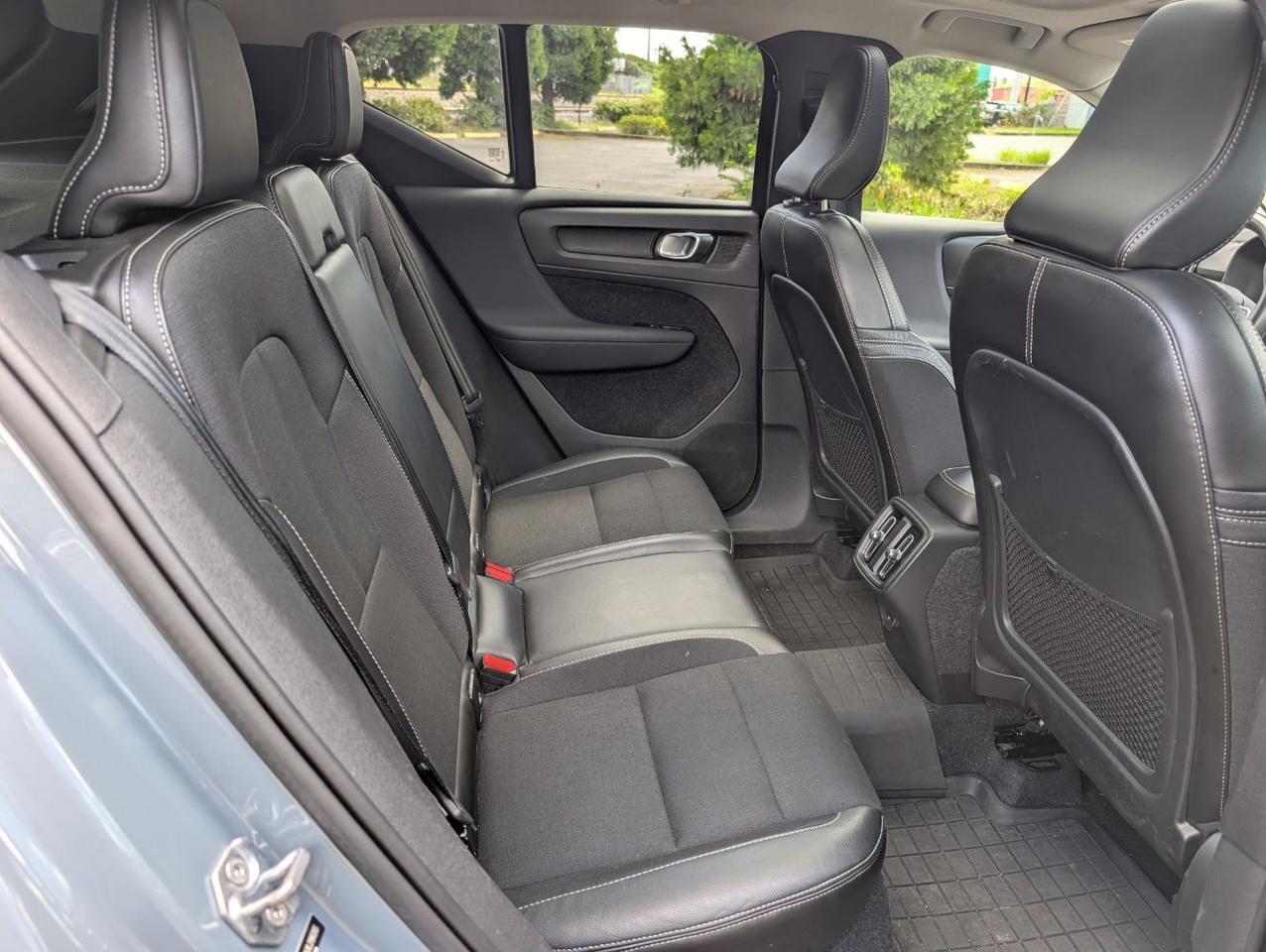 2020 Volvo XC40 T5 AWD Momentum | High Performance Audio, Panoramic Roof, BLIS, Heated Seats & Wheel Portland OR