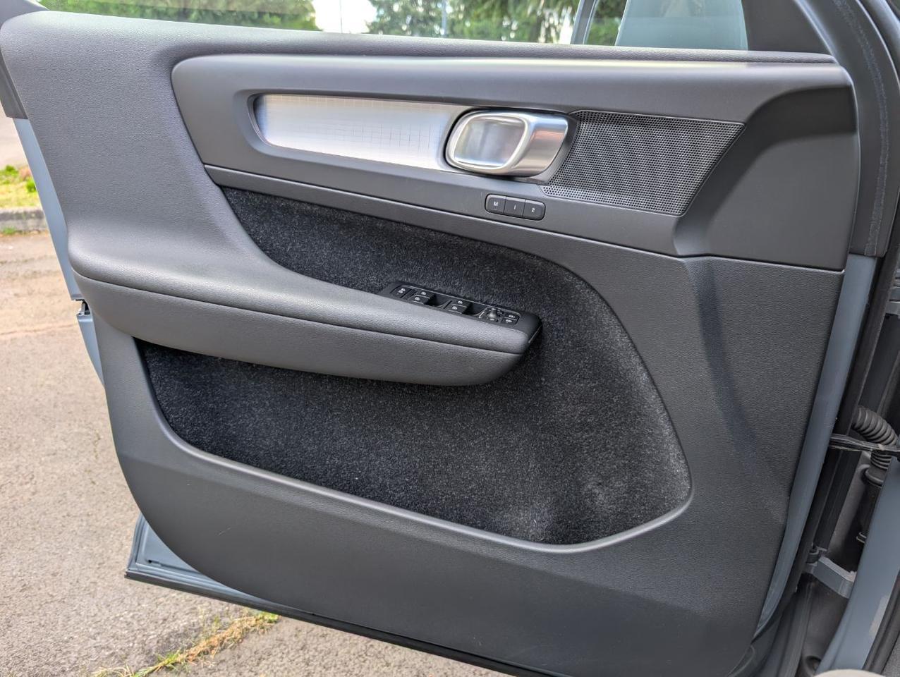 2020 Volvo XC40 T5 AWD Momentum | High Performance Audio, Panoramic Roof, BLIS, Heated Seats & Wheel Portland OR