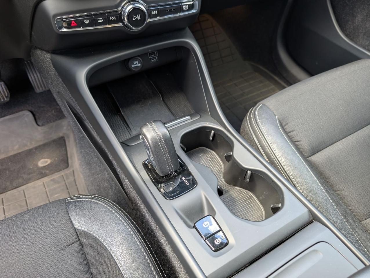 2020 Volvo XC40 T5 AWD Momentum | High Performance Audio, Panoramic Roof, BLIS, Heated Seats & Wheel Portland OR