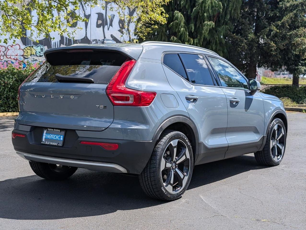 2020 Volvo XC40 T5 AWD Momentum | High Performance Audio, Panoramic Roof, BLIS, Heated Seats & Wheel Portland OR