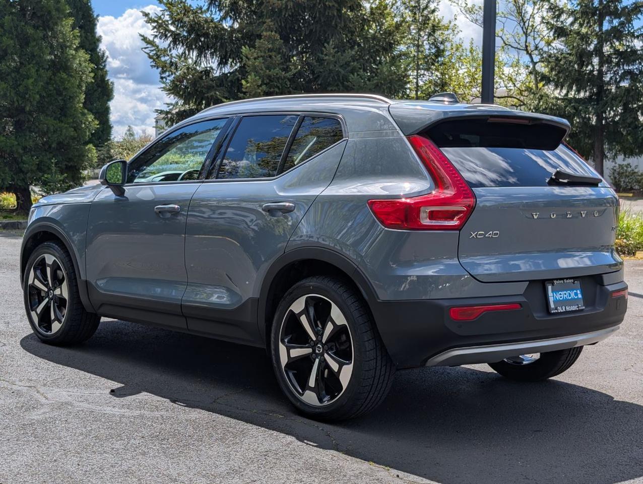 2020 Volvo XC40 T5 AWD Momentum | High Performance Audio, Panoramic Roof, BLIS, Heated Seats & Wheel Portland OR