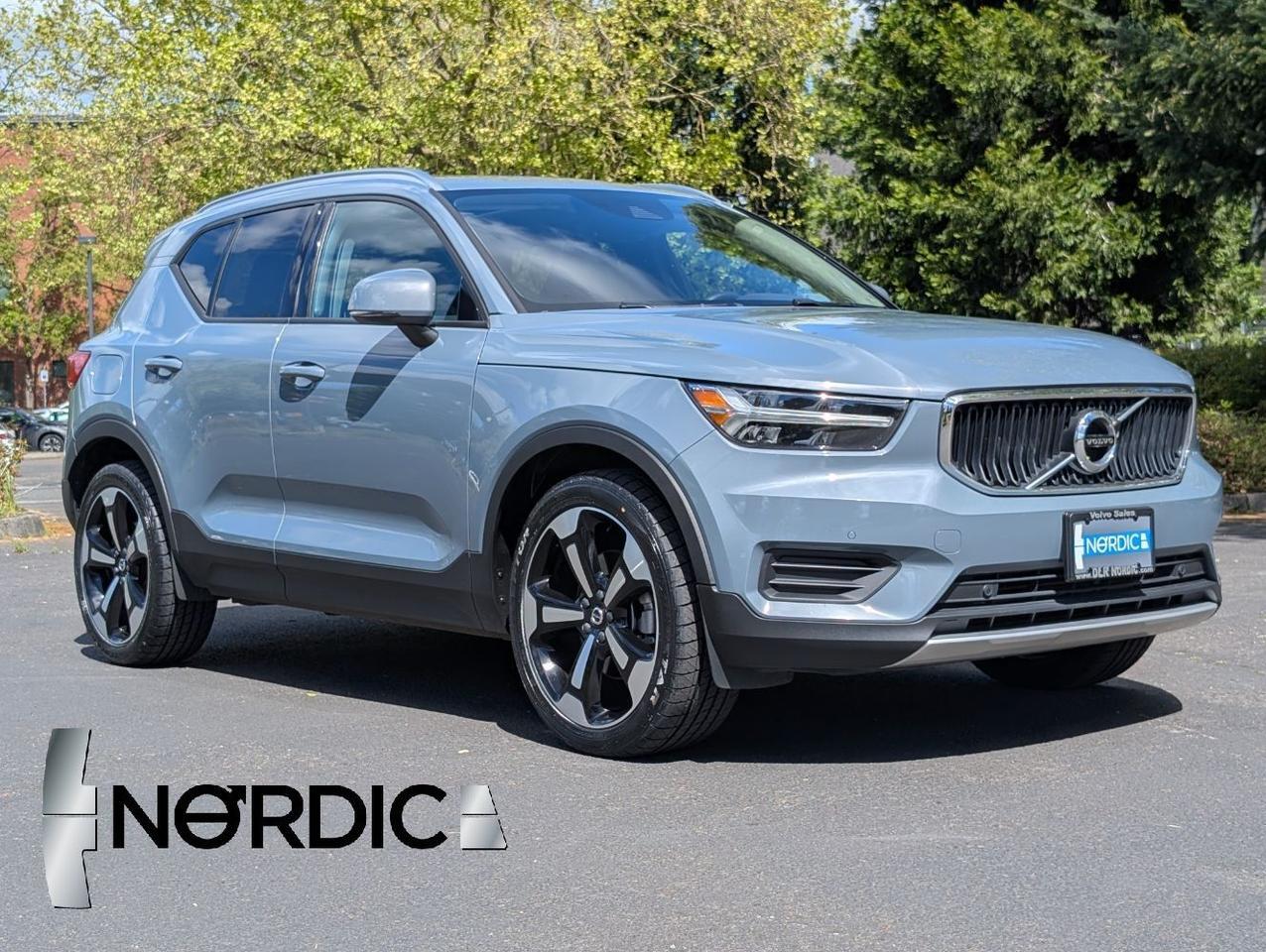 2020 Volvo XC40 T5 AWD Momentum | High Performance Audio, Panoramic Roof, BLIS, Heated Seats & Wheel