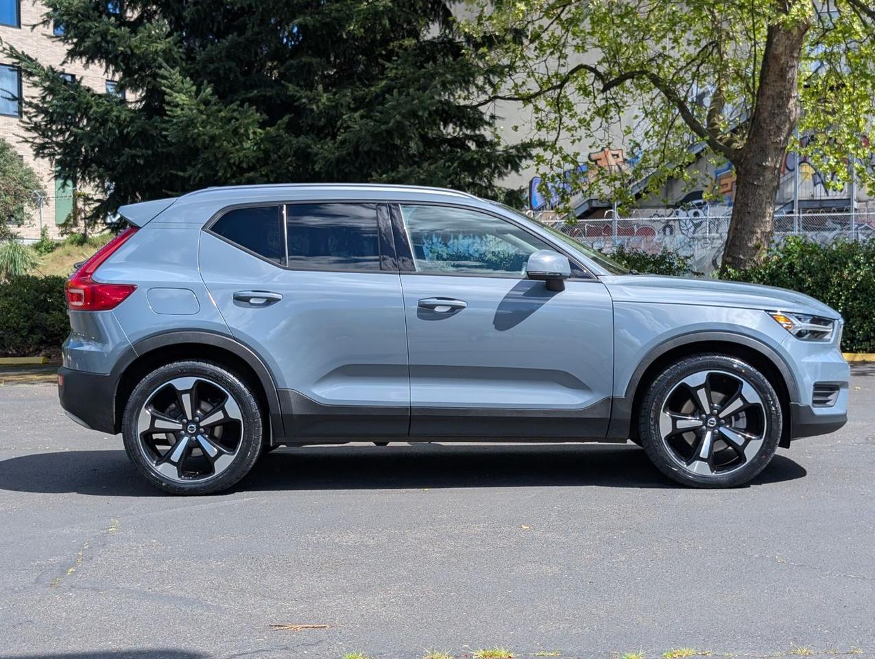 2020 Volvo XC40 T5 AWD Momentum | High Performance Audio, Panoramic Roof, BLIS, Heated Seats & Wheel Portland OR