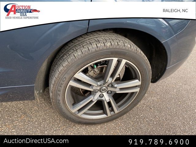 2020 Volvo XC60 T5 Momentum photo 8