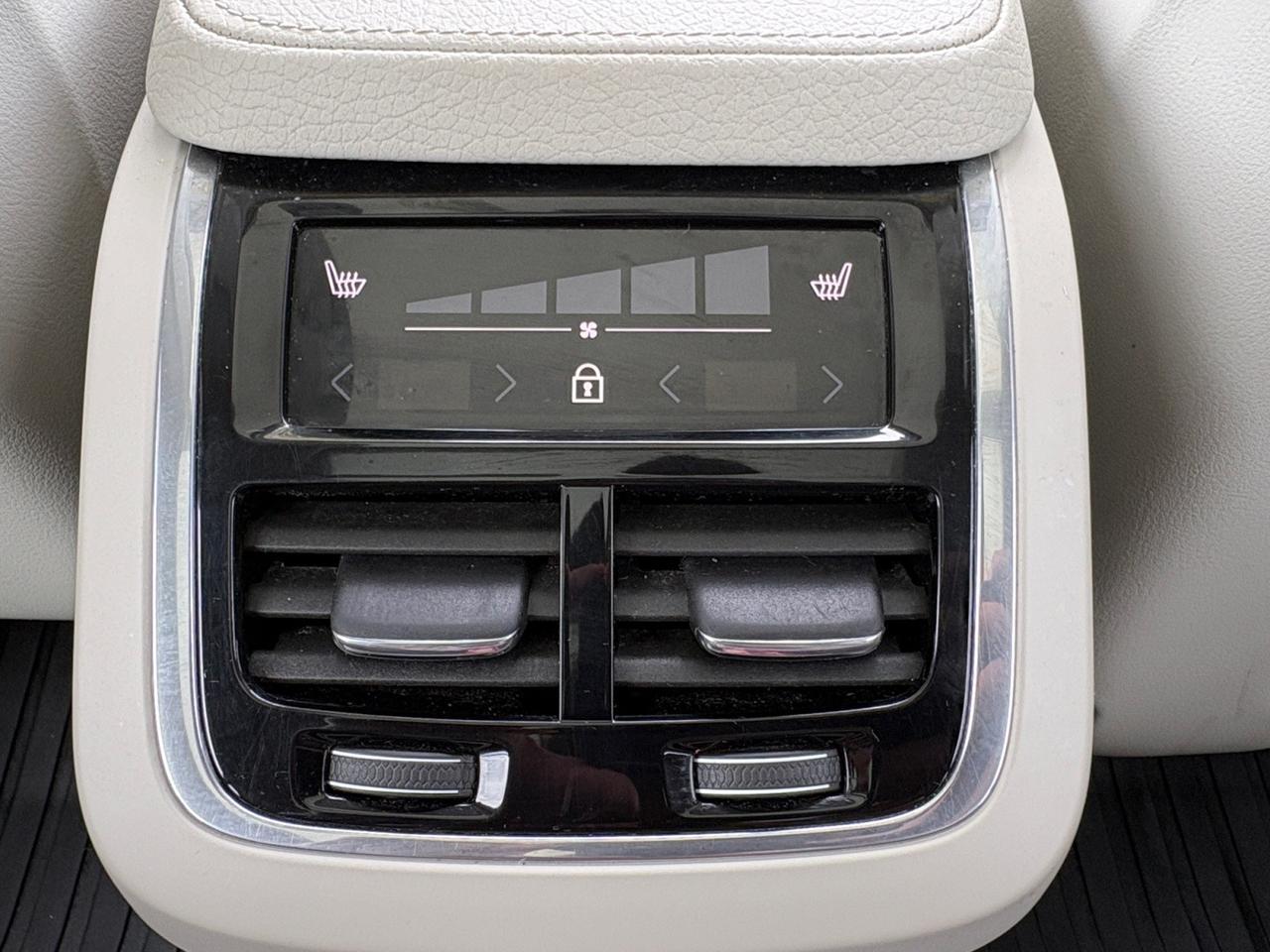 2020 Volvo XC90 Momentum, HEADS-UP DISPLAY, DRIVE MODE SELECT, 360 BACKUP CAMERA, BENCH 2ND ROW, PANORAMIC MOONROOF, POWER LIFTGATE, POWER 3RD ROW SEATING, HEATED SEATS, BLIND SPOT ALERT, LANE KEEP ASSIST, LOW MILES, RIDE IN LUXURY! Virginia Beach VA
