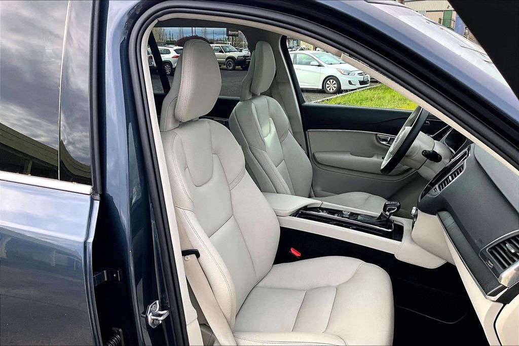 2020 Volvo XC90 T5 Momentum OR