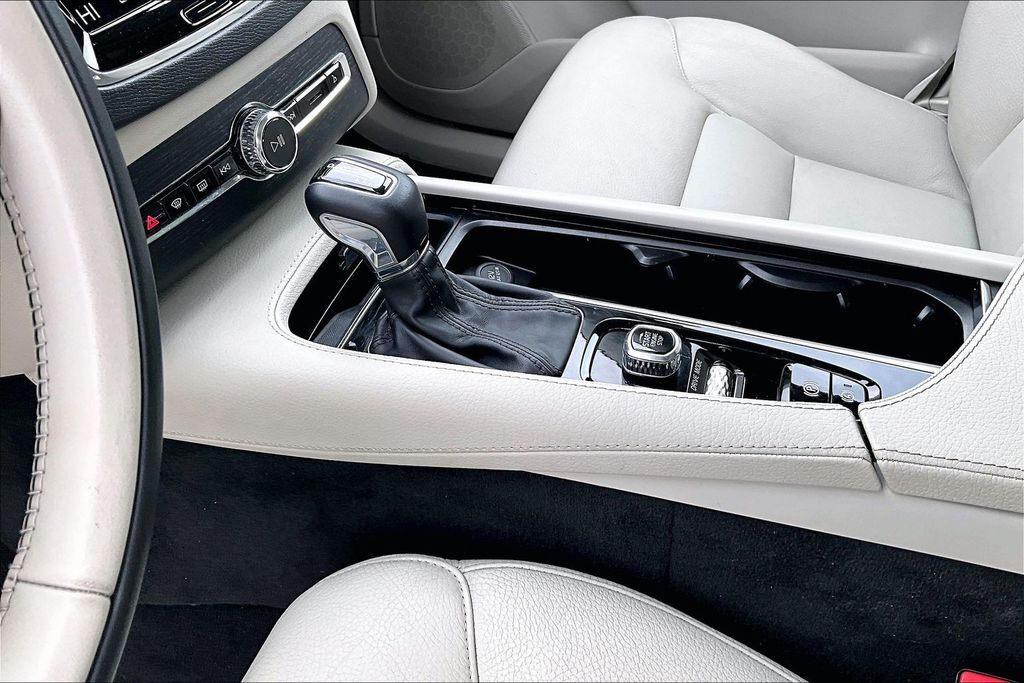 2020 Volvo XC90 T5 Momentum OR