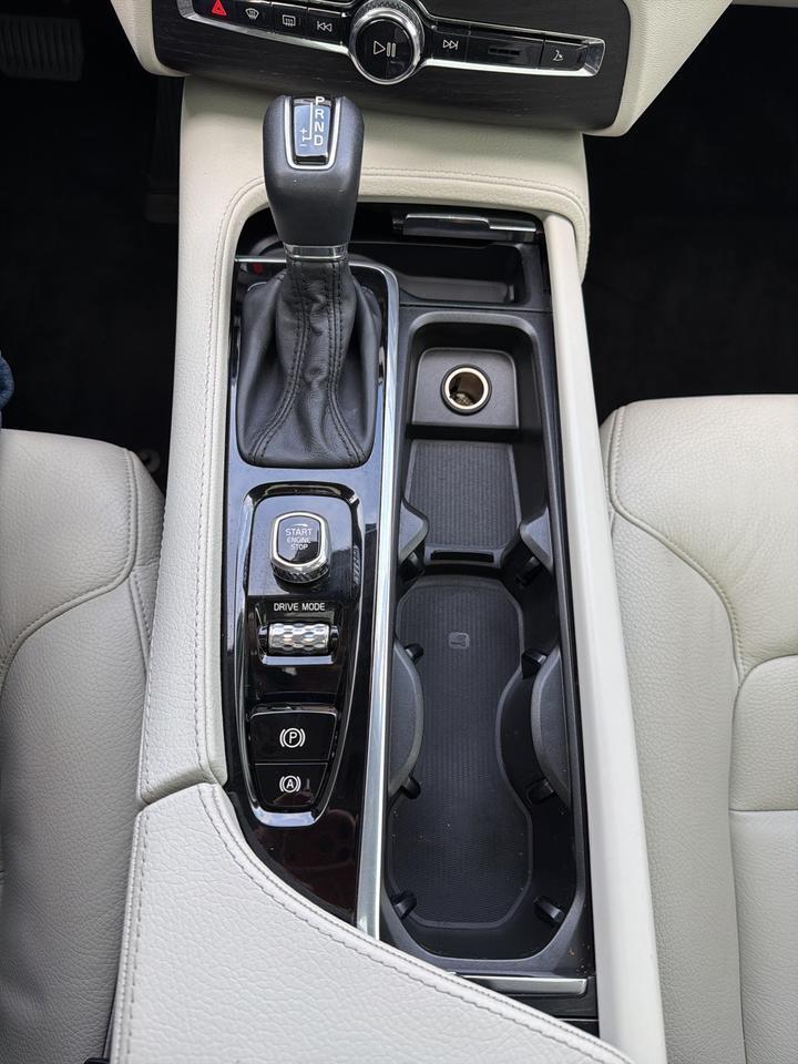 2020 Volvo XC90 T5 Momentum Bend OR