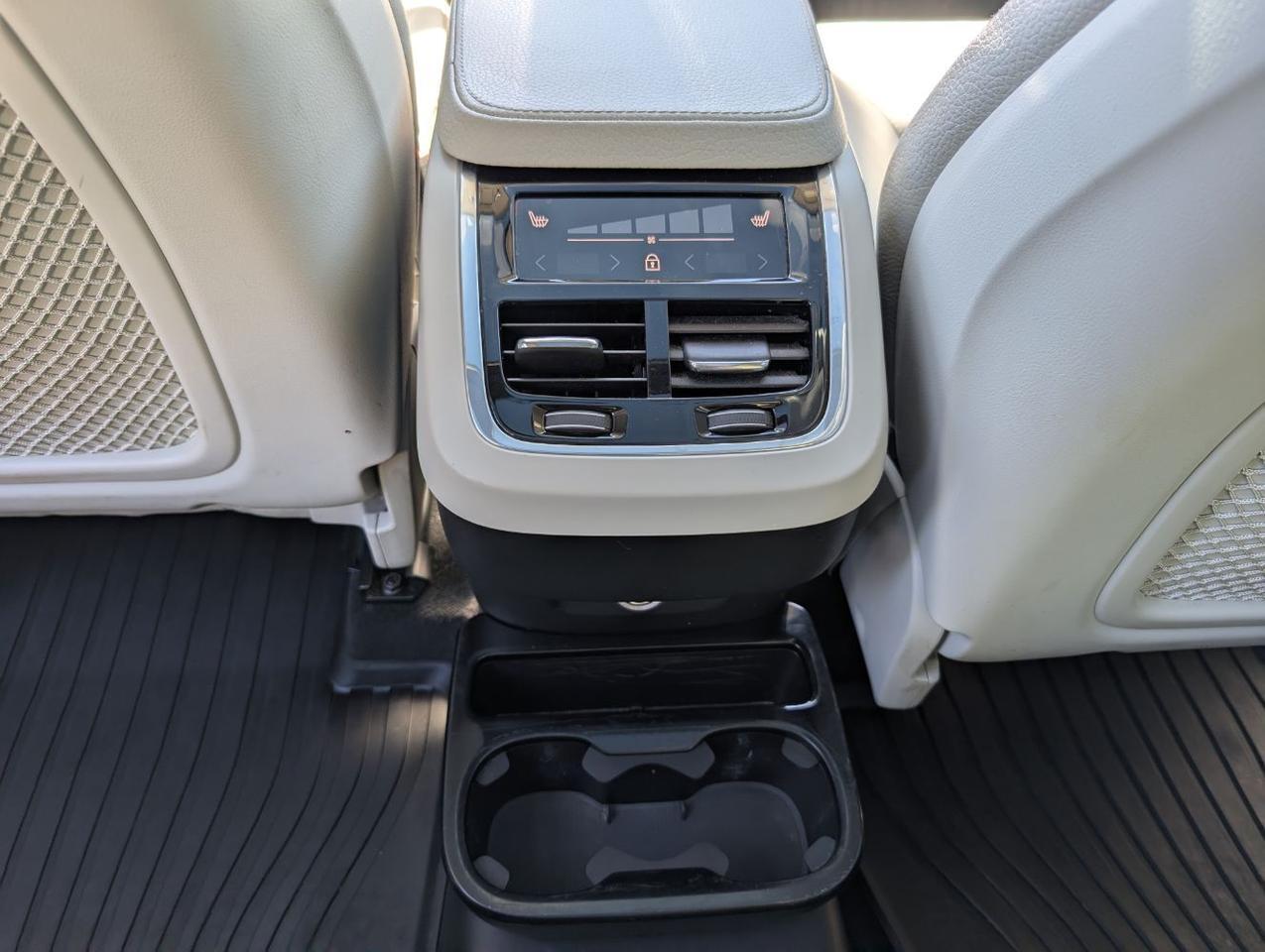 2020 Volvo XC90 T6 AWD Momentum 6-Pass Center Walk | High Performance Audio, Pilot Assist, 360 Cam & 4 Heated Seats Portland OR