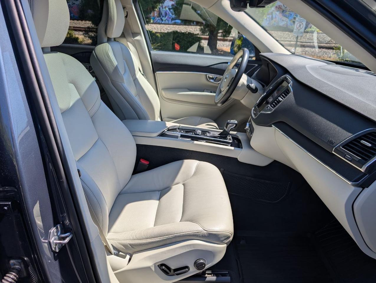2020 Volvo XC90 T6 AWD Momentum 6-Pass Center Walk | High Performance Audio, Pilot Assist, 360 Cam & 4 Heated Seats Portland OR