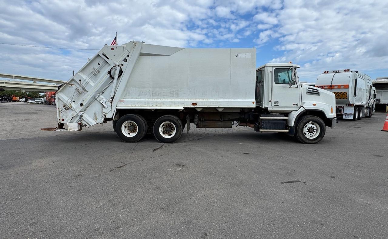 2020 Western Star 4700SB 25 yard Pac-Mac Rear Loader Garbage Truck