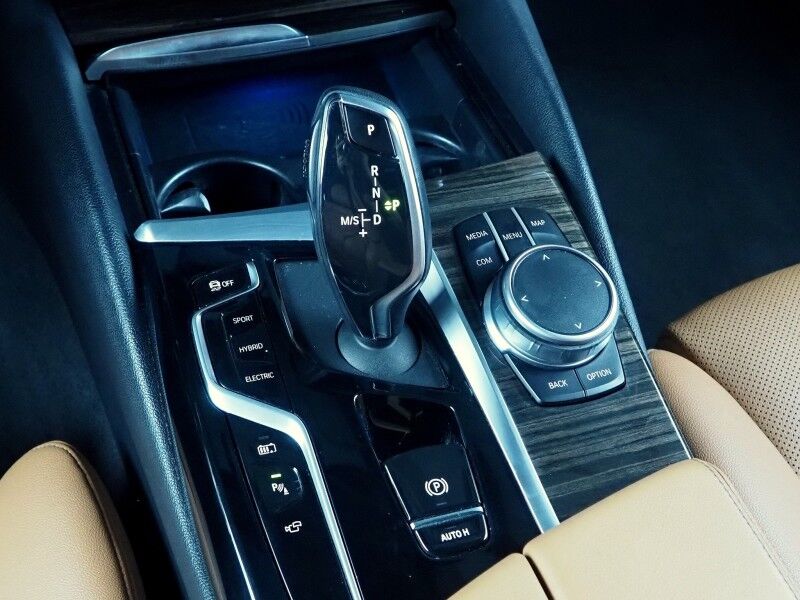 2021 BMW 530e iPerformance Plug-In Hybrid *HEADS-UP DISPLAY, ADAPTIVE CRUISE, SAFETY ALERTS, 360 VIEW CAMERAS, MOONROOF, HEATED SEATS/STEERING, 19 INCH WHEELS, HARMAN/KARDON, WIRELESS CHARGING, APPLE CARPLAY Round Rock TX