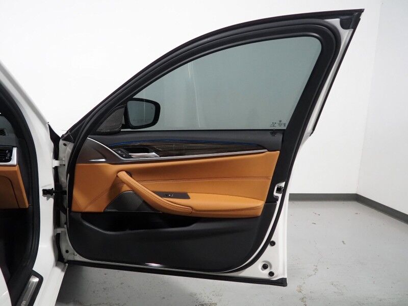 2021 BMW 530e iPerformance Plug-In Hybrid *HEADS-UP DISPLAY, ADAPTIVE CRUISE, SAFETY ALERTS, 360 VIEW CAMERAS, MOONROOF, HEATED SEATS/STEERING, 19 INCH WHEELS, HARMAN/KARDON, WIRELESS CHARGING, APPLE CARPLAY Round Rock TX