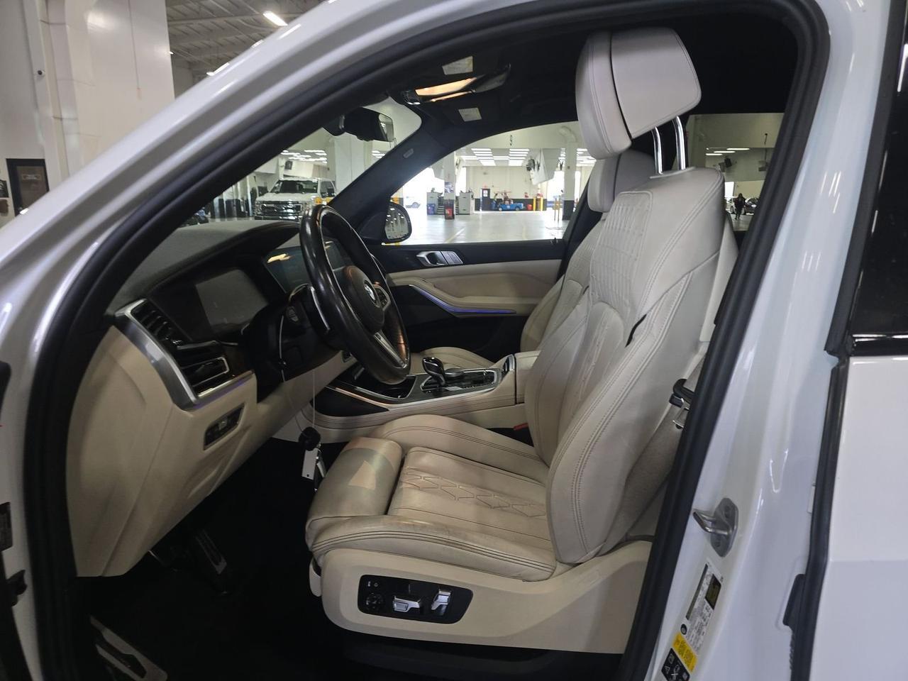 2021 BMW X7 xDrive40i Second Row Captain&apos;s Chairs Harman Kardon Sound Portland OR
