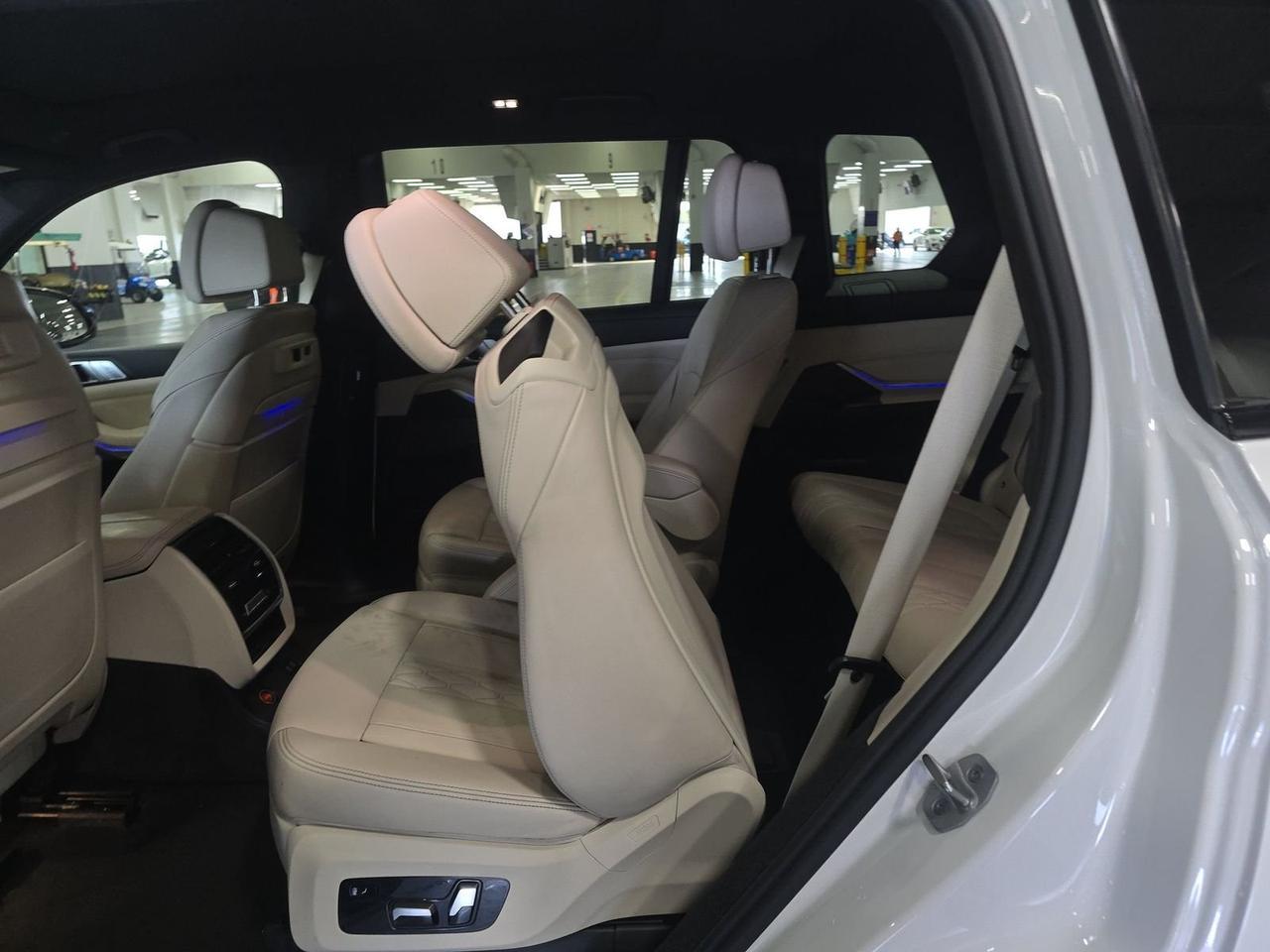 2021 BMW X7 xDrive40i Second Row Captain&apos;s Chairs Harman Kardon Sound Portland OR