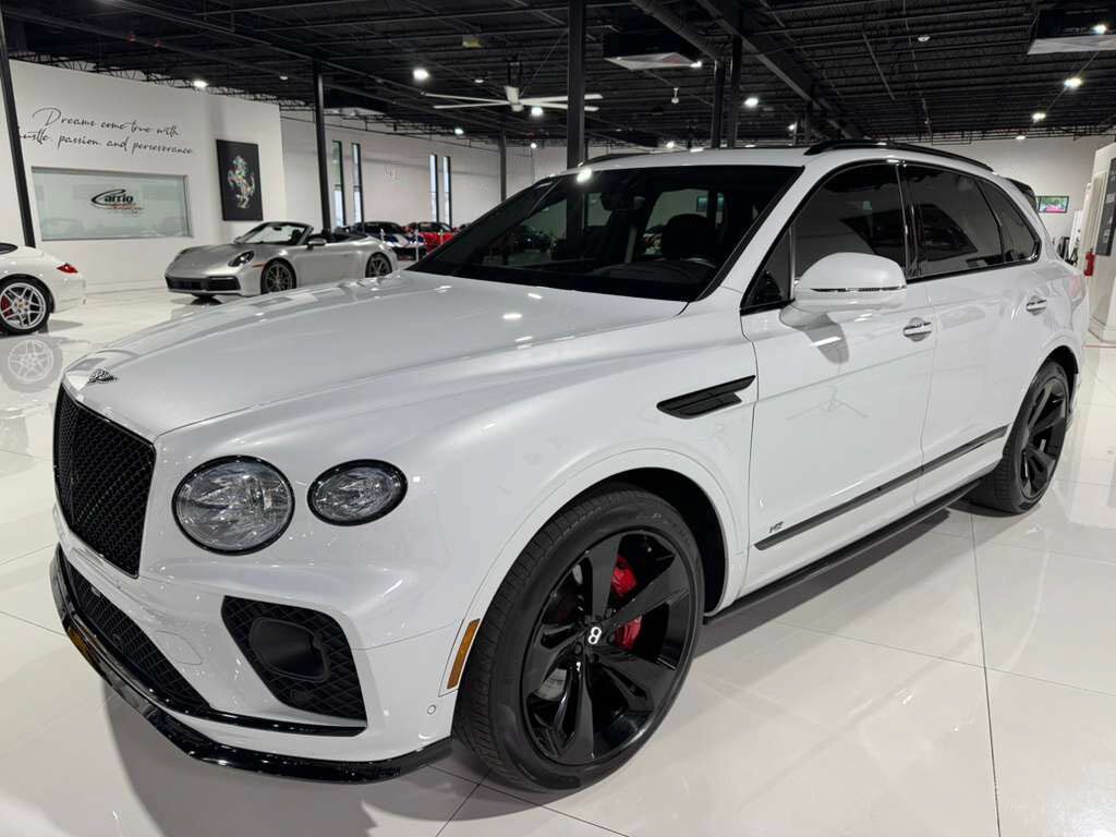 2021 Bentley Bentayga V8 pano roof, Naim audio, carbon trim, Blackline Specificaion, four passenger config AND MUCH MORE!!