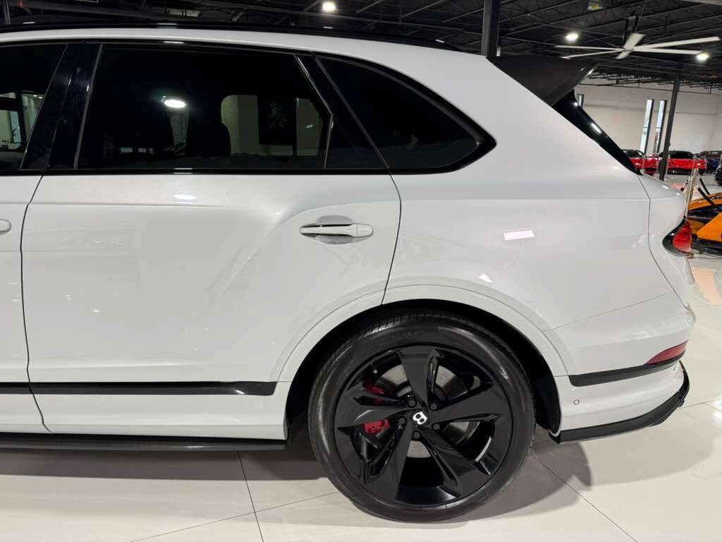 2021 Bentley Bentayga V8 pano roof, Naim audio, carbon trim, Blackline Specificaion, four passenger config AND MUCH MORE!! Fort Lauderdale FL