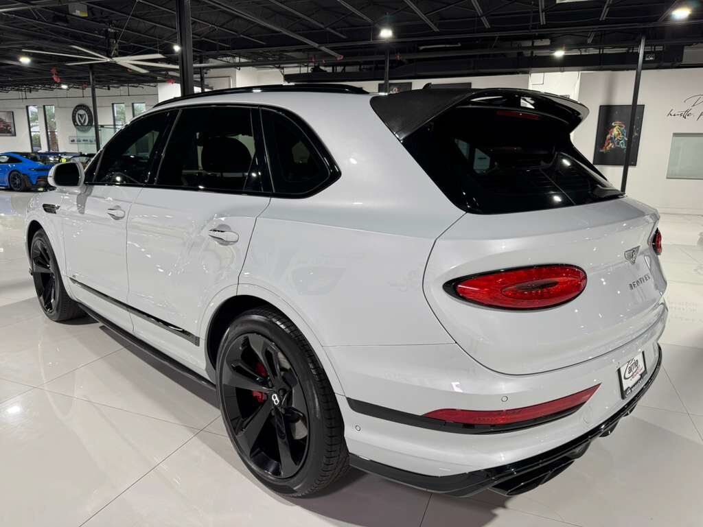 2021 Bentley Bentayga V8 pano roof, Naim audio, carbon trim, Blackline Specificaion, four passenger config AND MUCH MORE!! Fort Lauderdale FL