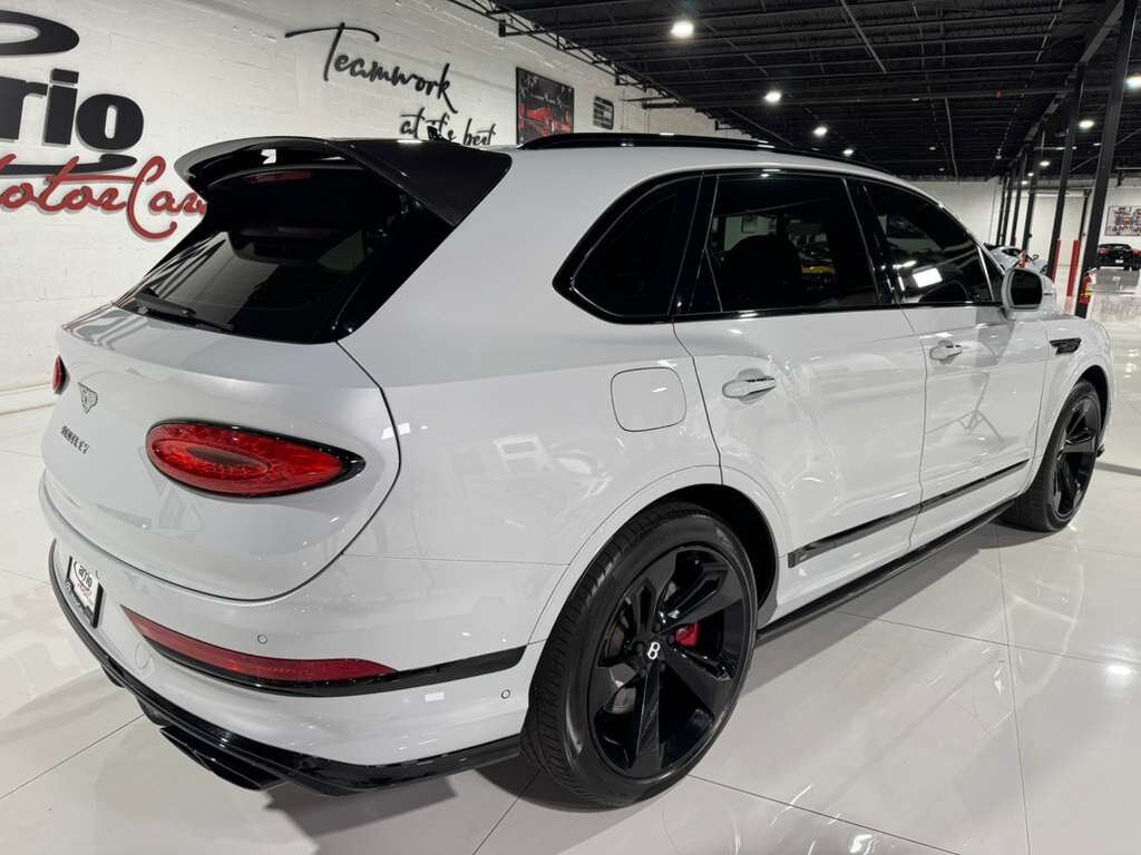 2021 Bentley Bentayga V8 pano roof, Naim audio, carbon trim, Blackline Specificaion, four passenger config AND MUCH MORE!! Fort Lauderdale FL