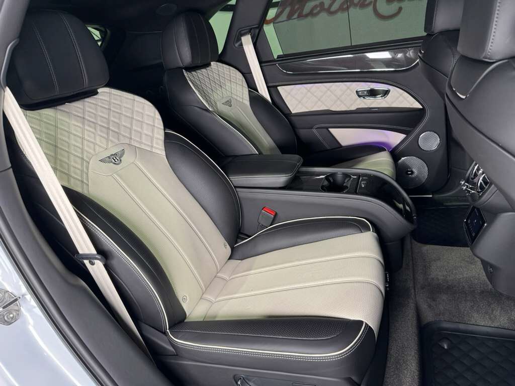 2021 Bentley Bentayga V8 pano roof, Naim audio, carbon trim, Blackline Specificaion, four passenger config AND MUCH MORE!! Fort Lauderdale FL