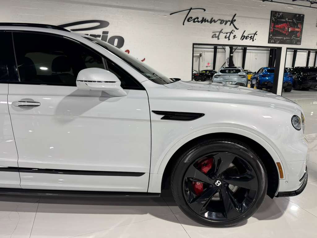2021 Bentley Bentayga V8 pano roof, Naim audio, carbon trim, Blackline Specificaion, four passenger config AND MUCH MORE!! Fort Lauderdale FL