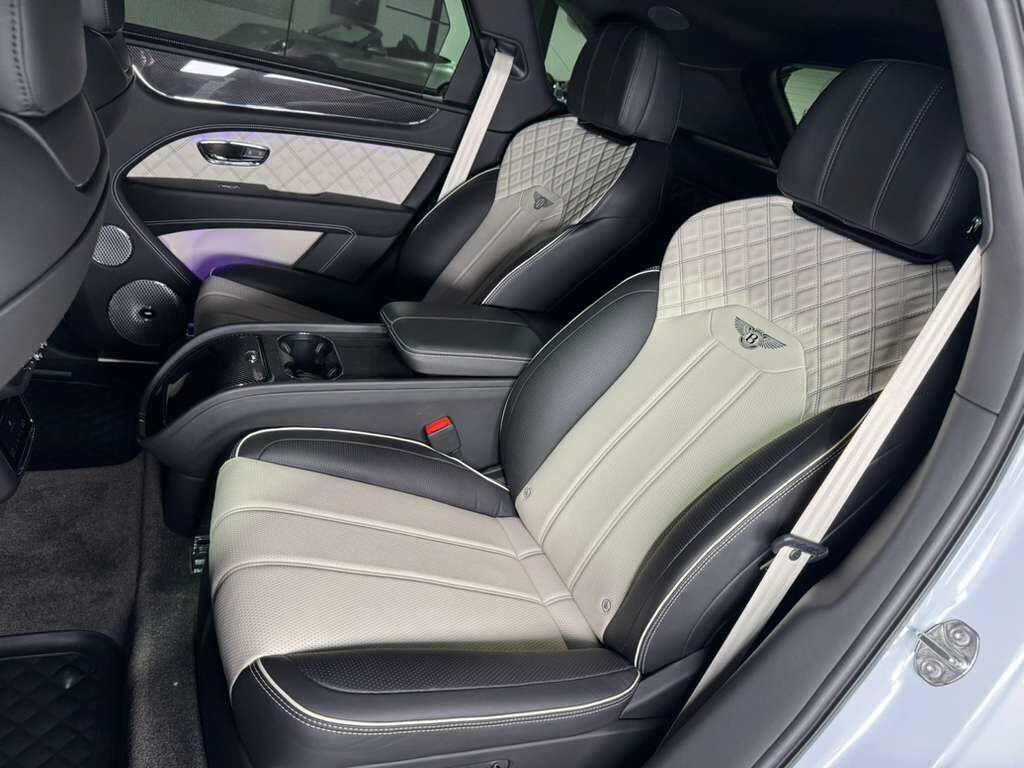 2021 Bentley Bentayga V8 pano roof, Naim audio, carbon trim, Blackline Specificaion, four passenger config AND MUCH MORE!! Fort Lauderdale FL