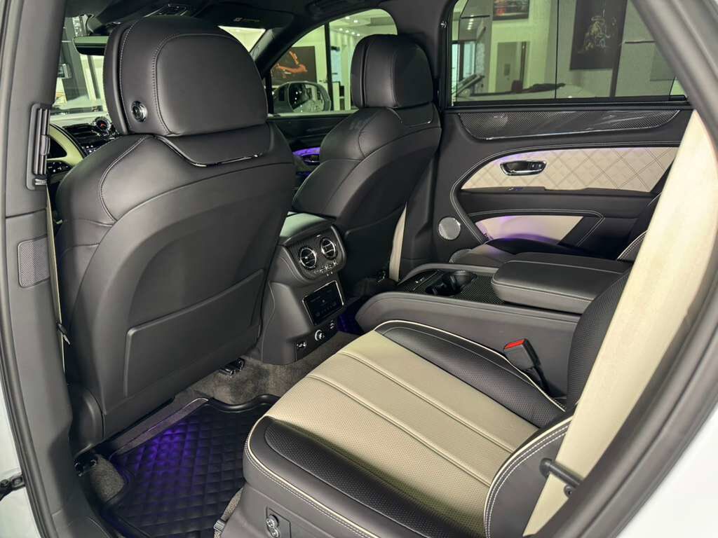 2021 Bentley Bentayga V8 pano roof, Naim audio, carbon trim, Blackline Specificaion, four passenger config AND MUCH MORE!! Fort Lauderdale FL