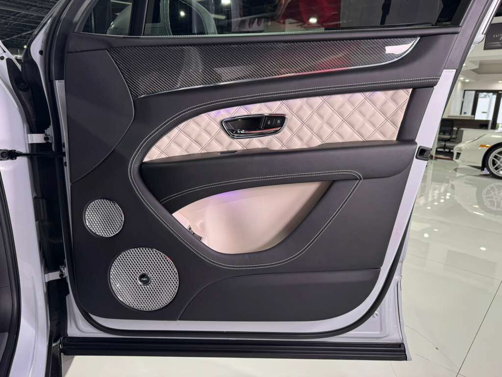 2021 Bentley Bentayga V8 pano roof, Naim audio, carbon trim, Blackline Specificaion, four passenger config AND MUCH MORE!! Fort Lauderdale FL