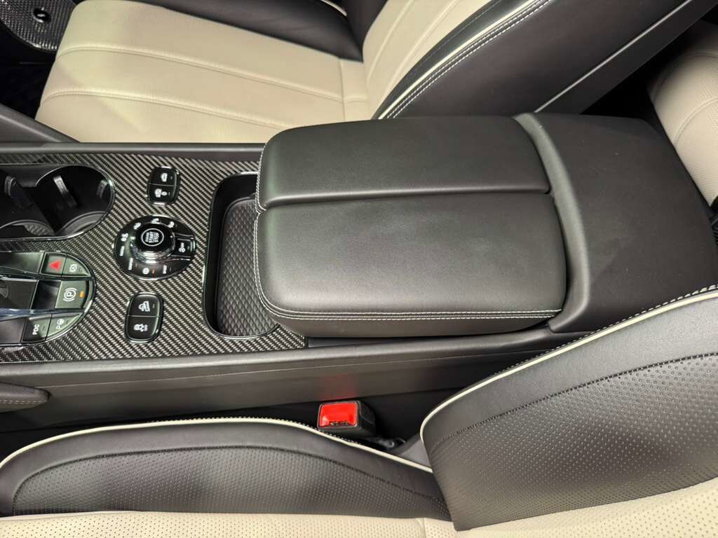 2021 Bentley Bentayga V8 pano roof, Naim audio, carbon trim, Blackline Specificaion, four passenger config AND MUCH MORE!! Fort Lauderdale FL