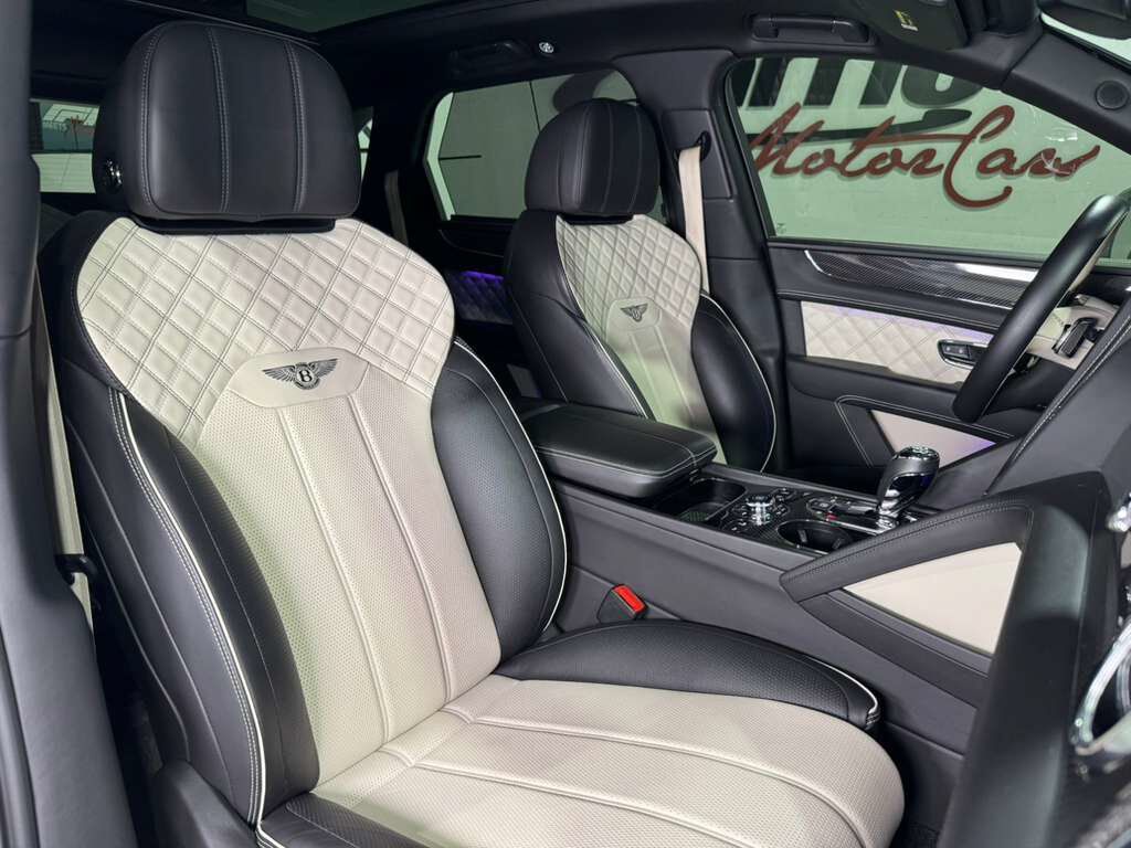 2021 Bentley Bentayga V8 pano roof, Naim audio, carbon trim, Blackline Specificaion, four passenger config AND MUCH MORE!! Fort Lauderdale FL