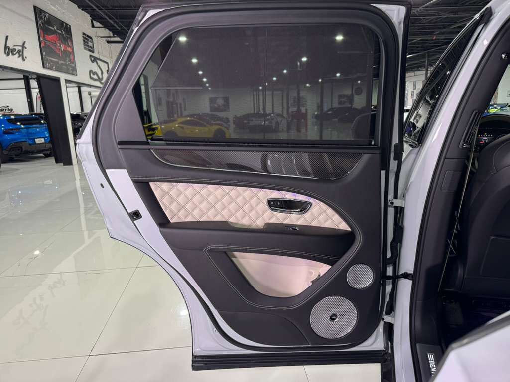2021 Bentley Bentayga V8 pano roof, Naim audio, carbon trim, Blackline Specificaion, four passenger config AND MUCH MORE!! Fort Lauderdale FL