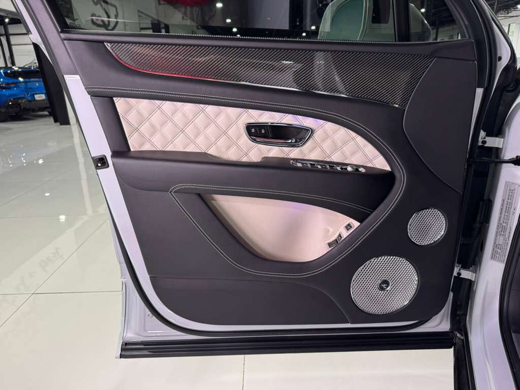 2021 Bentley Bentayga V8 pano roof, Naim audio, carbon trim, Blackline Specificaion, four passenger config AND MUCH MORE!! Fort Lauderdale FL