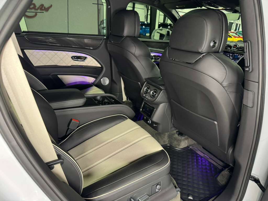 2021 Bentley Bentayga V8 pano roof, Naim audio, carbon trim, Blackline Specificaion, four passenger config AND MUCH MORE!! Fort Lauderdale FL