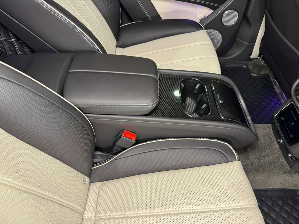 2021 Bentley Bentayga V8 pano roof, Naim audio, carbon trim, Blackline Specificaion, four passenger config AND MUCH MORE!! Fort Lauderdale FL
