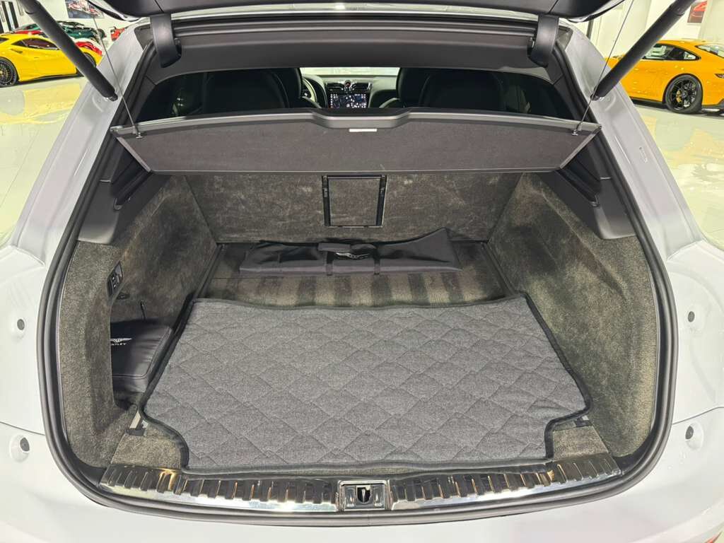 2021 Bentley Bentayga V8 pano roof, Naim audio, carbon trim, Blackline Specificaion, four passenger config AND MUCH MORE!! Fort Lauderdale FL