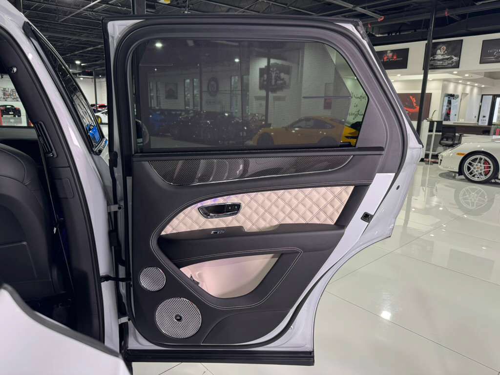 2021 Bentley Bentayga V8 pano roof, Naim audio, carbon trim, Blackline Specificaion, four passenger config AND MUCH MORE!! Fort Lauderdale FL