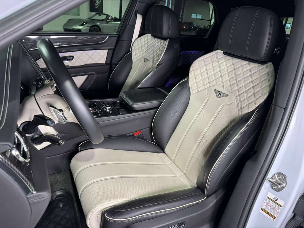 2021 Bentley Bentayga V8 pano roof, Naim audio, carbon trim, Blackline Specificaion, four passenger config AND MUCH MORE!! Fort Lauderdale FL