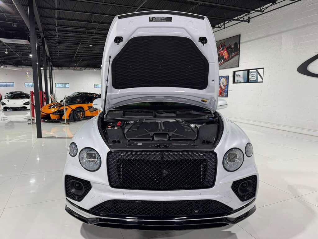 2021 Bentley Bentayga V8 pano roof, Naim audio, carbon trim, Blackline Specificaion, four passenger config AND MUCH MORE!! Fort Lauderdale FL