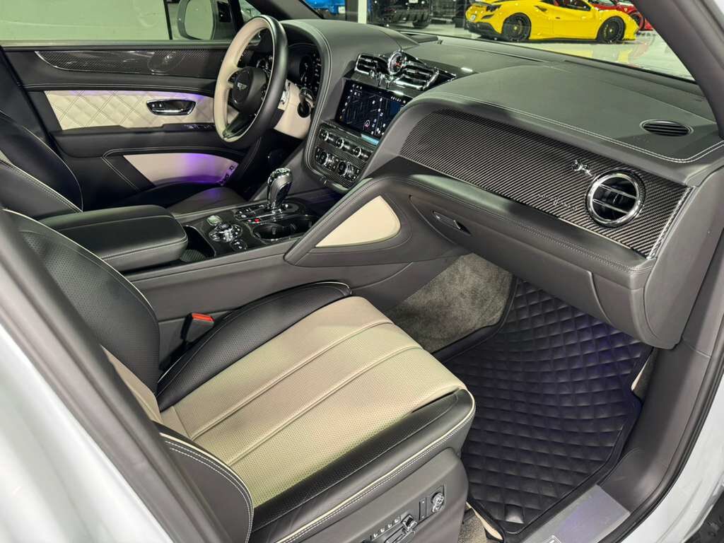 2021 Bentley Bentayga V8 pano roof, Naim audio, carbon trim, Blackline Specificaion, four passenger config AND MUCH MORE!! Fort Lauderdale FL