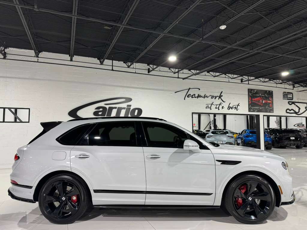 2021 Bentley Bentayga V8 pano roof, Naim audio, carbon trim, Blackline Specificaion, four passenger config AND MUCH MORE!! Fort Lauderdale FL