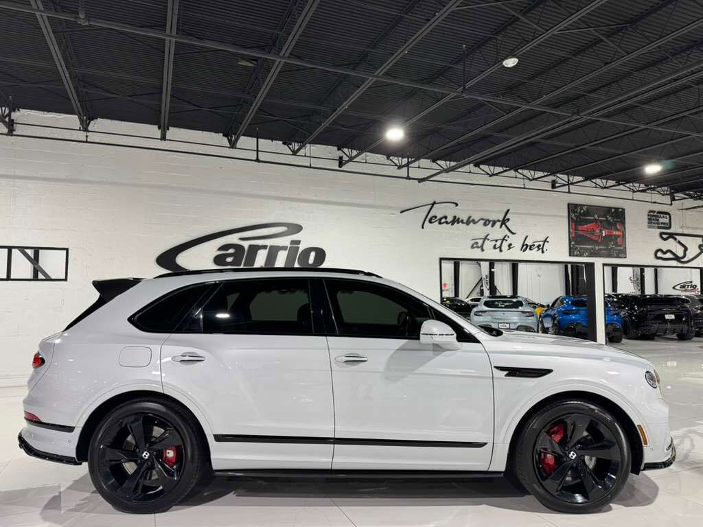 2021 Bentley Bentayga V8 pano roof, Naim audio, carbon trim, Blackline Specificaion, four passenger config AND MUCH MORE!! Fort Lauderdale FL