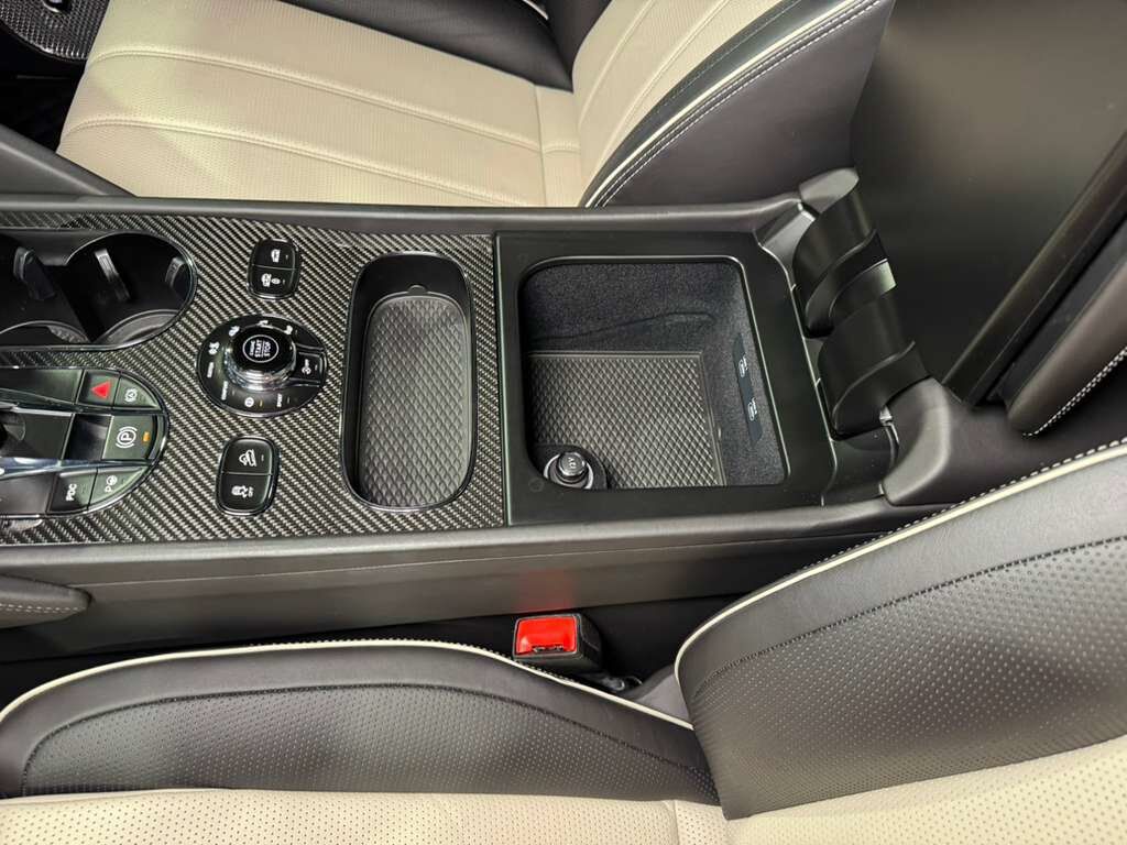 2021 Bentley Bentayga V8 pano roof, Naim audio, carbon trim, Blackline Specificaion, four passenger config AND MUCH MORE!! Fort Lauderdale FL