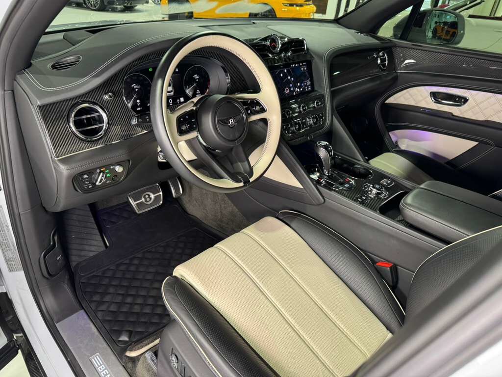 2021 Bentley Bentayga V8 pano roof, Naim audio, carbon trim, Blackline Specificaion, four passenger config AND MUCH MORE!! Fort Lauderdale FL