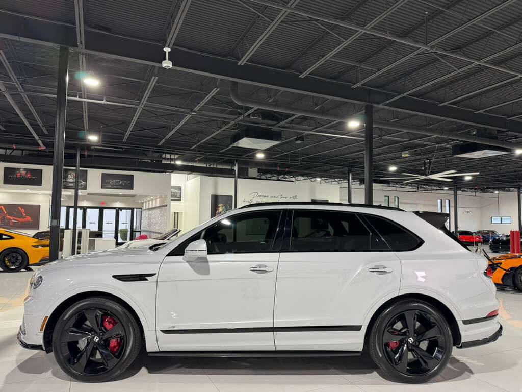 2021 Bentley Bentayga V8 pano roof, Naim audio, carbon trim, Blackline Specificaion, four passenger config AND MUCH MORE!! Fort Lauderdale FL