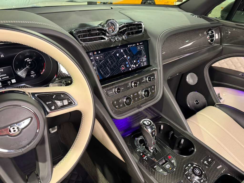 2021 Bentley Bentayga V8 pano roof, Naim audio, carbon trim, Blackline Specificaion, four passenger config AND MUCH MORE!! Fort Lauderdale FL