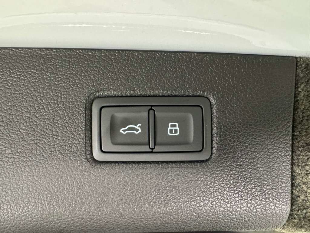 2021 Bentley Bentayga V8 pano roof, Naim audio, carbon trim, Blackline Specificaion, four passenger config AND MUCH MORE!! Fort Lauderdale FL