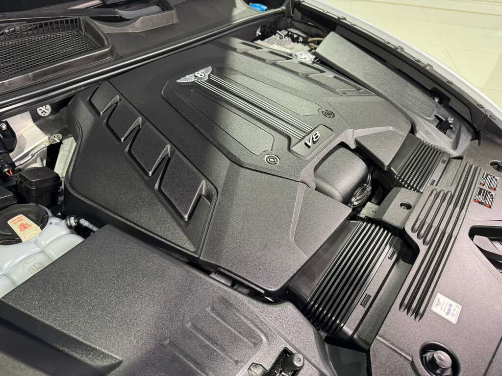 2021 Bentley Bentayga V8 pano roof, Naim audio, carbon trim, Blackline Specificaion, four passenger config AND MUCH MORE!! Fort Lauderdale FL