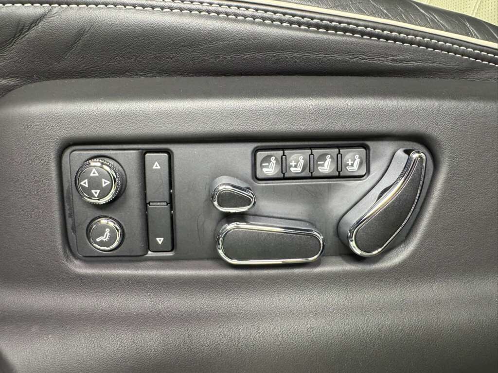 2021 Bentley Bentayga V8 pano roof, Naim audio, carbon trim, Blackline Specificaion, four passenger config AND MUCH MORE!! Fort Lauderdale FL