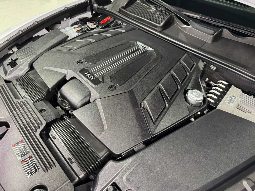 2021 Bentley Bentayga V8 pano roof, Naim audio, carbon trim, Blackline Specificaion, four passenger config AND MUCH MORE!! Fort Lauderdale FL