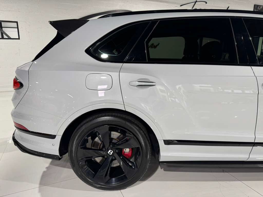 2021 Bentley Bentayga V8 pano roof, Naim audio, carbon trim, Blackline Specificaion, four passenger config AND MUCH MORE!! Fort Lauderdale FL